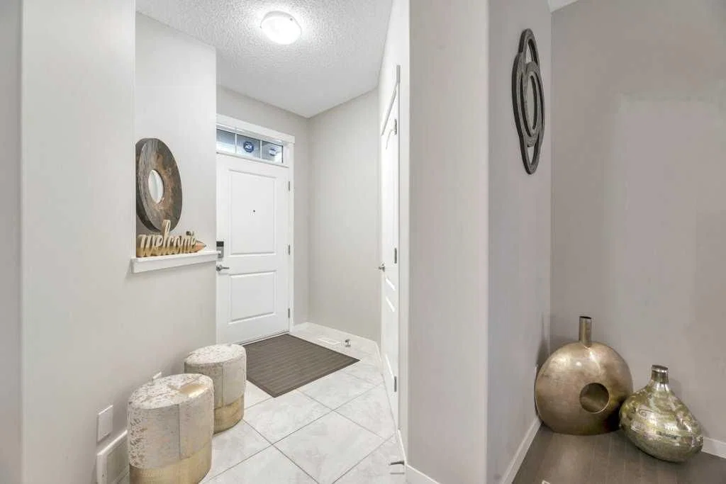 24 Evansborough Road NW, Calgary — photo 2 of 37