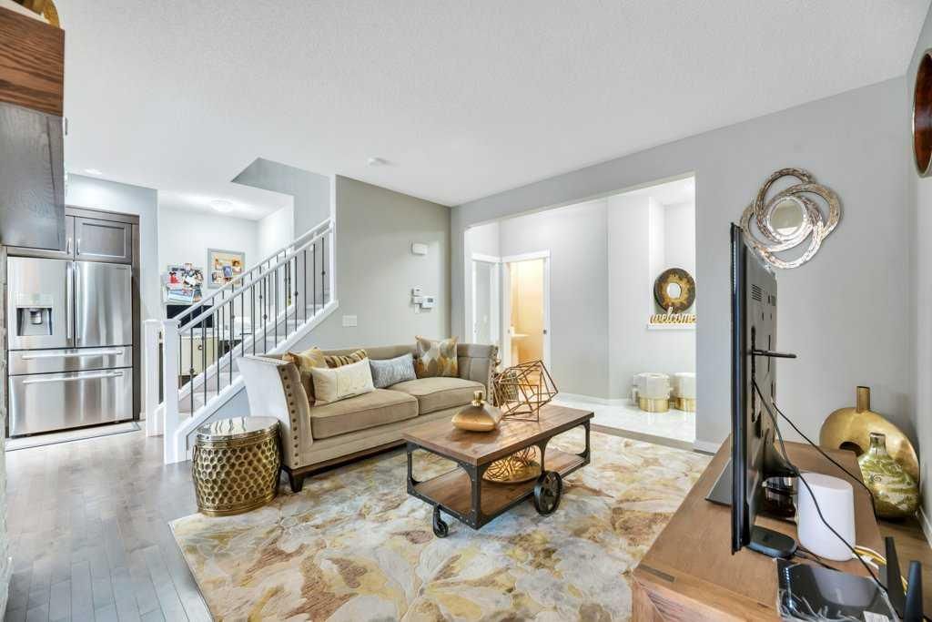 24 Evansborough Road NW, Calgary — photo 4 of 37