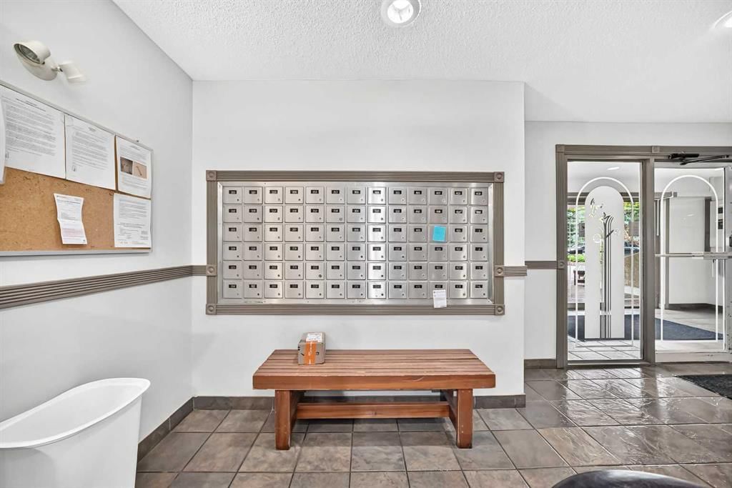 1P, 525 56 Avenue SW, Calgary — photo 3 of 28