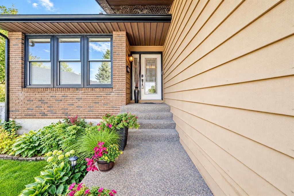 343 Berkshire Place NW, Calgary — photo 3 of 48