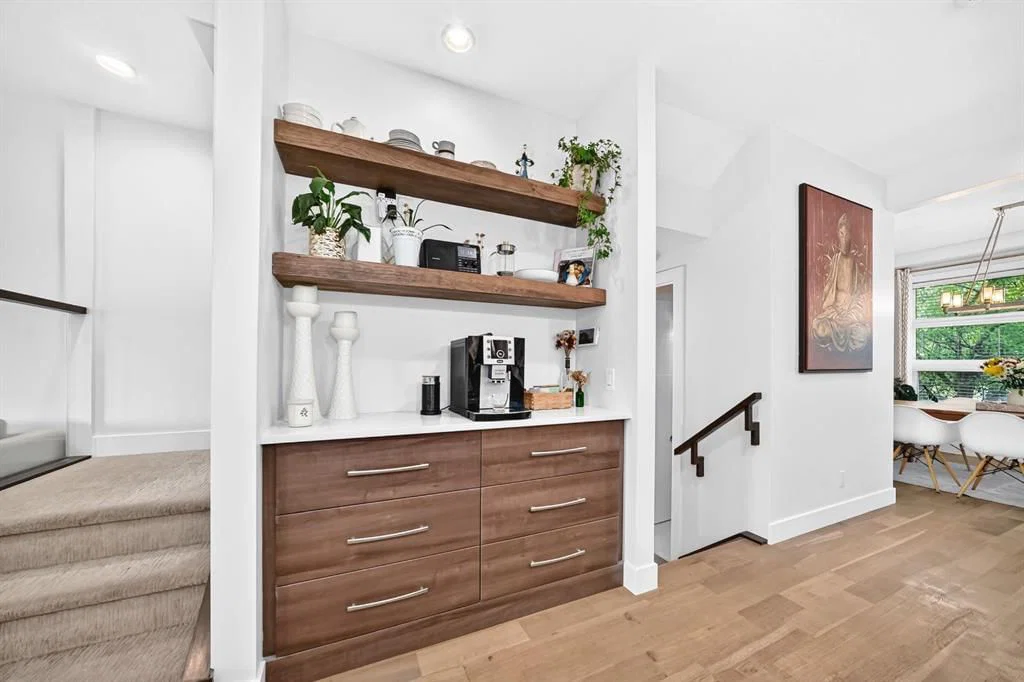 4817 20 Avenue NW, Calgary — photo 4 of 33