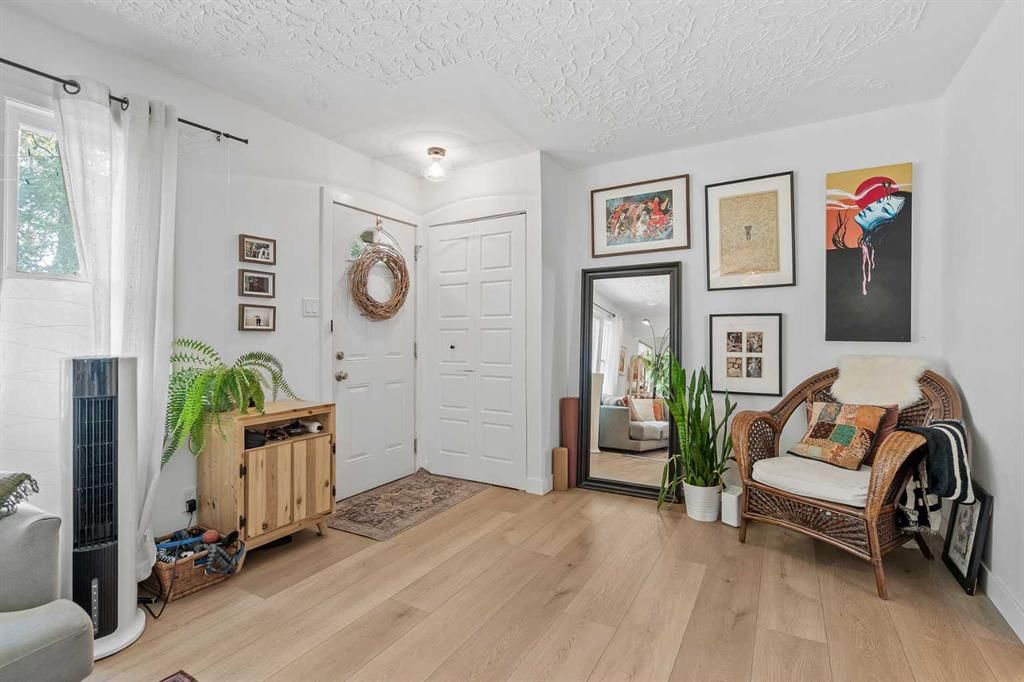 6617 18 Street SE, Calgary — photo 5 of 35