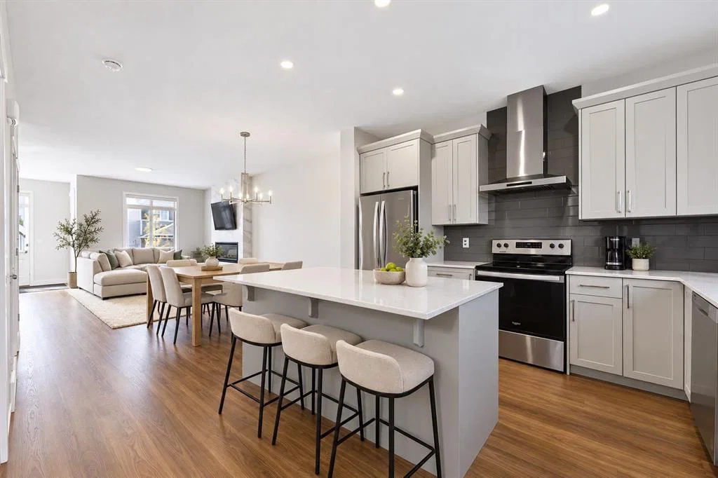 10 Lucas Close NW, Calgary — main listing photo