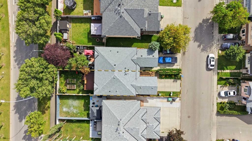 28 Martinglen Way NE, Calgary — photo 3 of 33