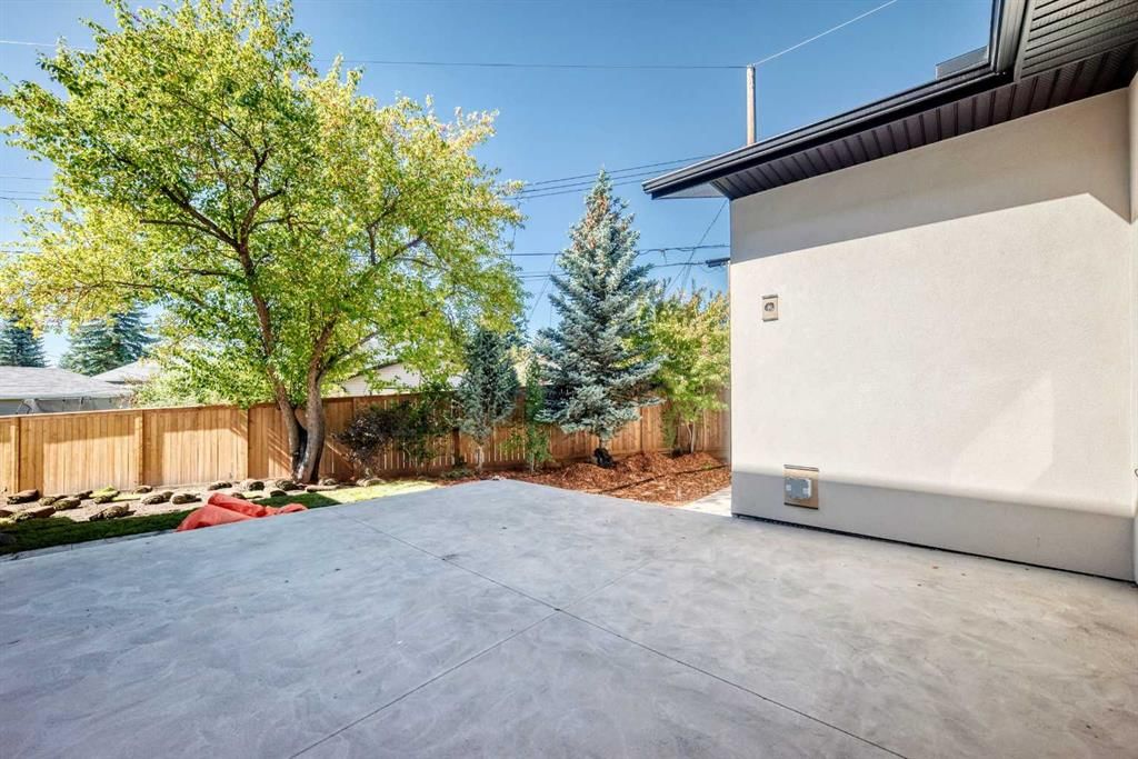 5831 Lodge Crescent SW, Calgary — photo 4 of 10