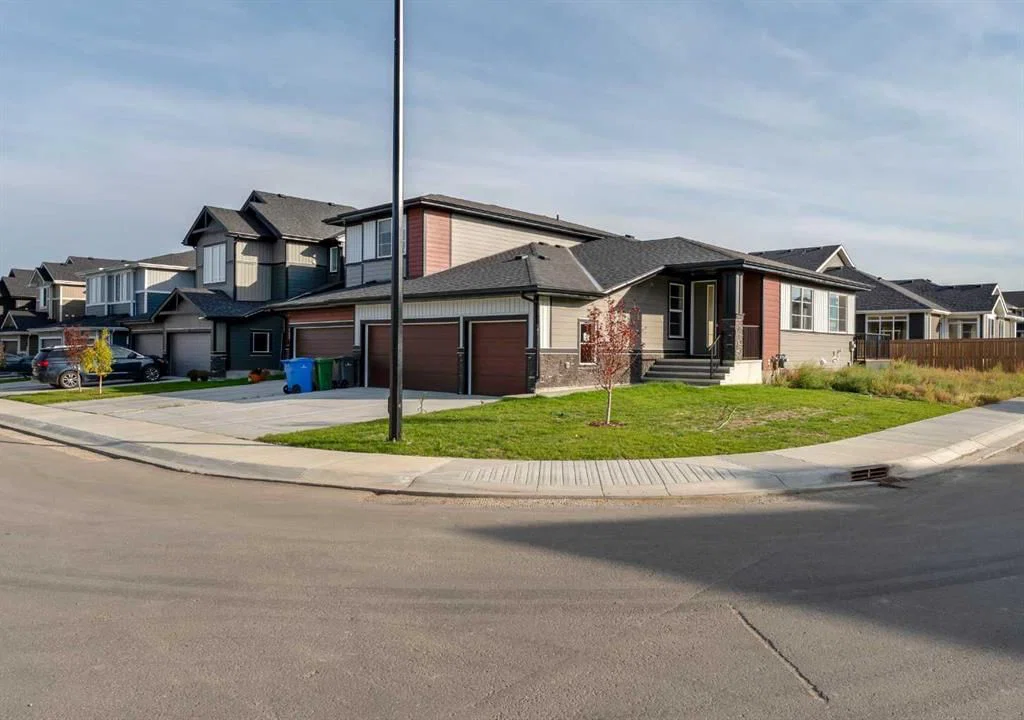 131 Waterford Manor, Chestermere — photo 2 of 15