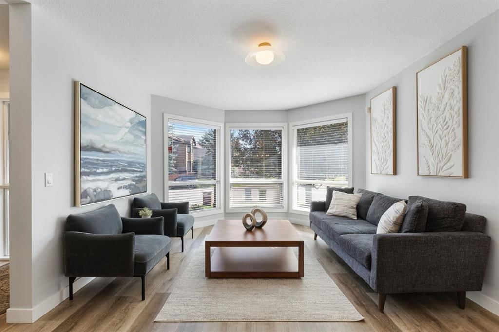 47 Canterbury Court SW, Calgary — photo 4 of 50