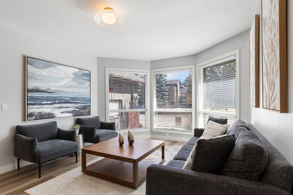 47 Canterbury Court SW, Calgary — photo 5 of 50