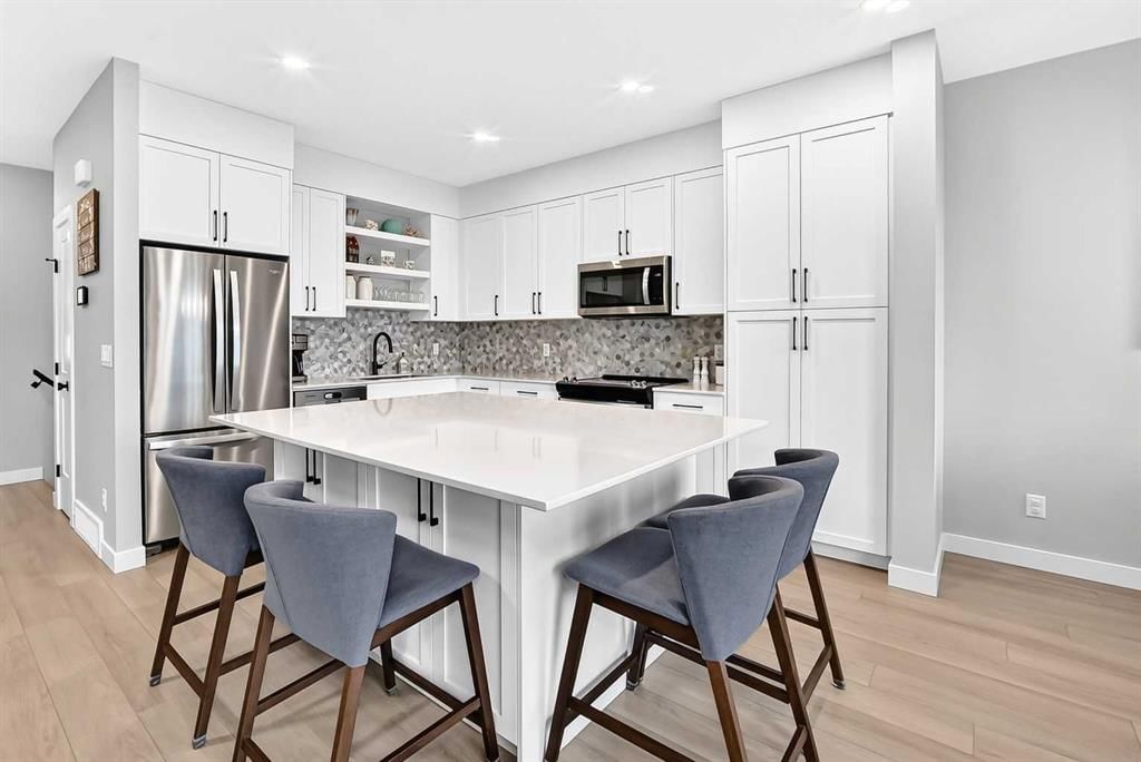 203 Greenwich Drive NW, Calgary — photo 3 of 33