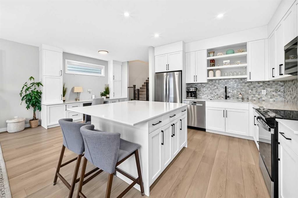 203 Greenwich Drive NW, Calgary — photo 4 of 33
