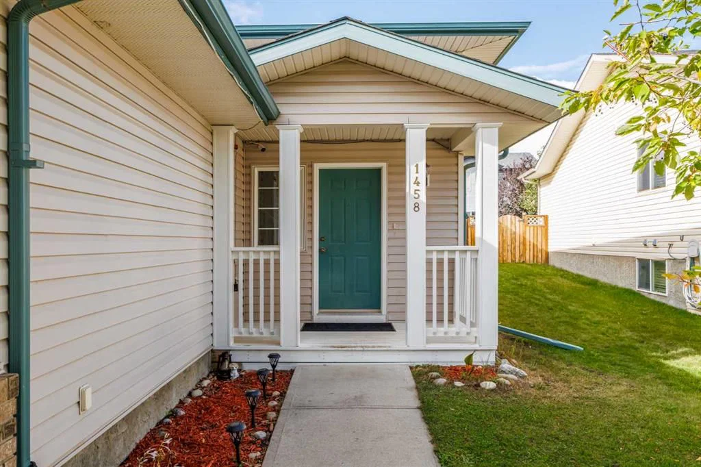 1458 Smith Avenue, Crossfield — photo 4 of 40