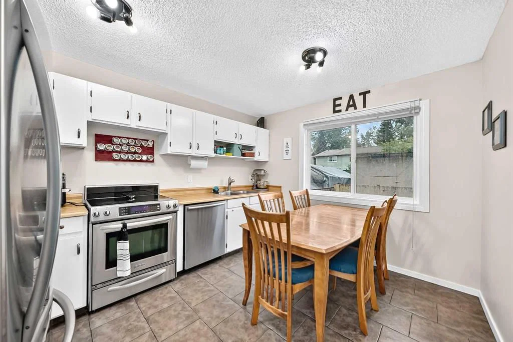 111 Midbend Place SE, Calgary — photo 4 of 30