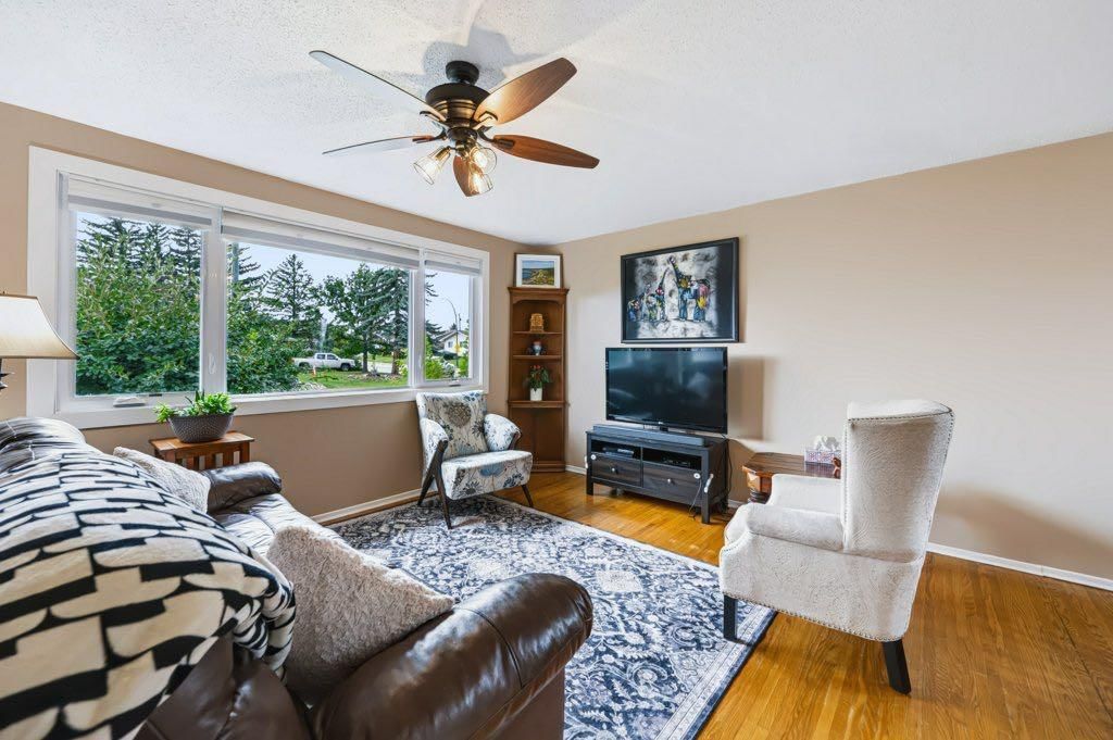 1012 Raynard Crescent SE, Calgary — photo 4 of 40