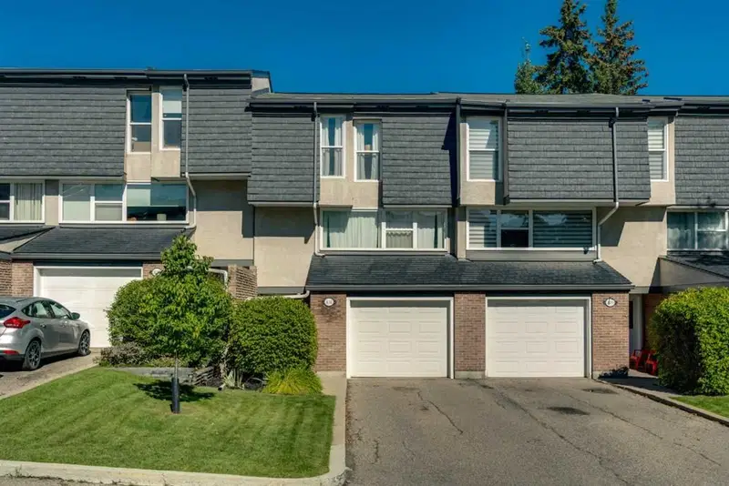 431 Brae Glen Crescent SW, Calgary — main listing photo