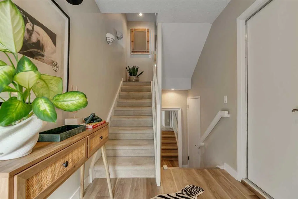 431 Brae Glen Crescent SW, Calgary — photo 3 of 45