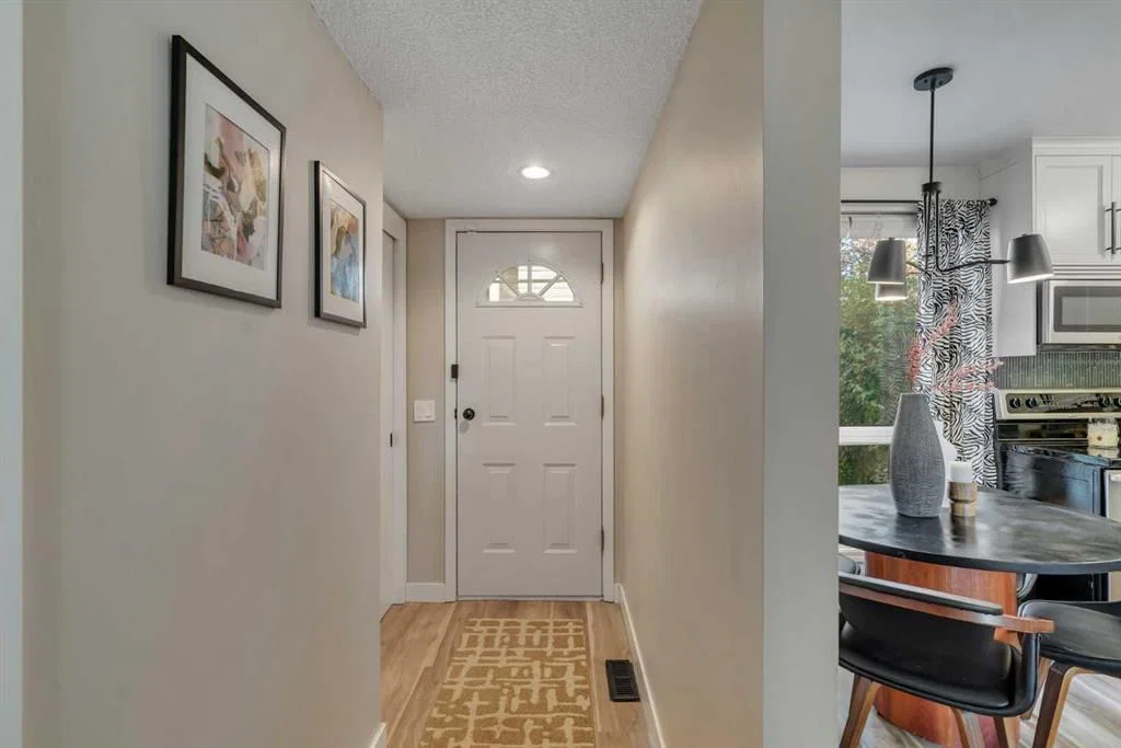 431 Brae Glen Crescent SW, Calgary — photo 5 of 45