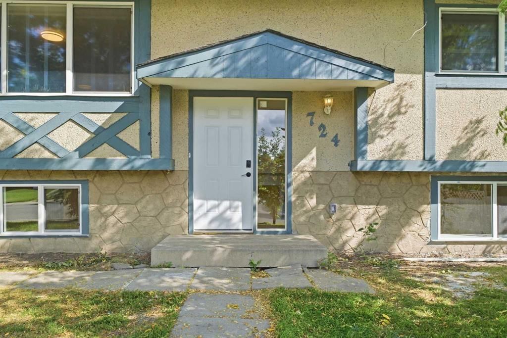 724 55 Street SE, Calgary — photo 3 of 50