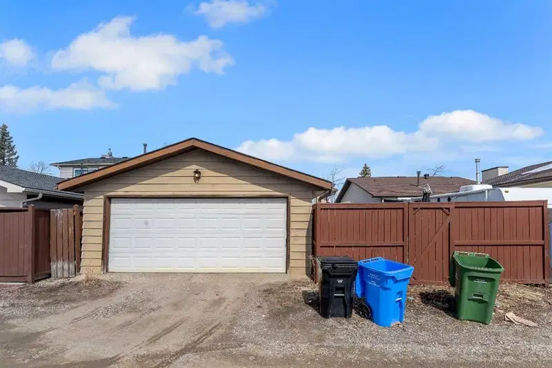 1003 Berkley Drive NW, Calgary — photo 2 of 32