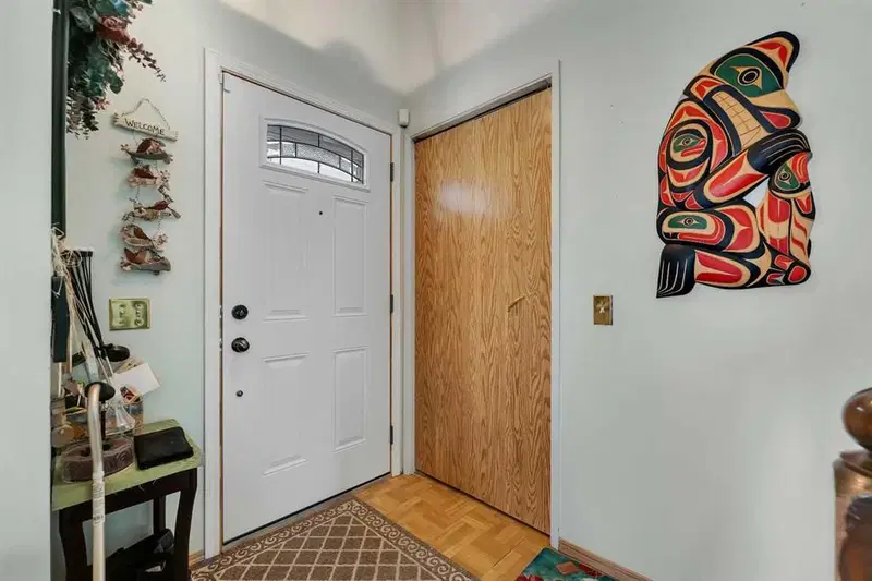 1003 Berkley Drive NW, Calgary — photo 3 of 32