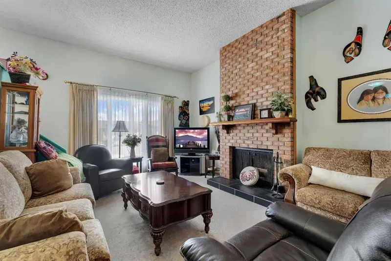 1003 Berkley Drive NW, Calgary — photo 4 of 32