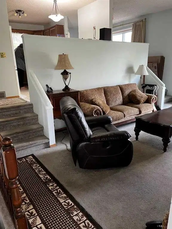 1003 Berkley Drive NW, Calgary — photo 5 of 32