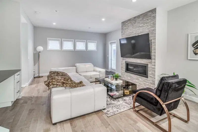 3, 2428 30 Street SW, Calgary — photo 3 of 46