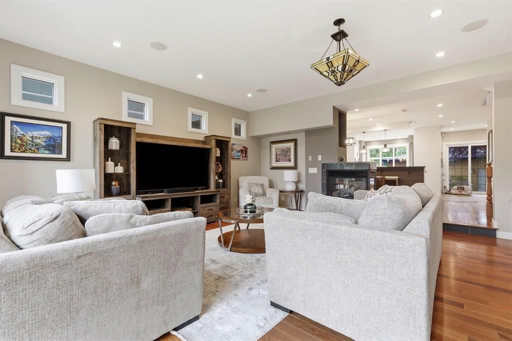 2409 Westmount Road NW, Calgary — photo 3 of 49