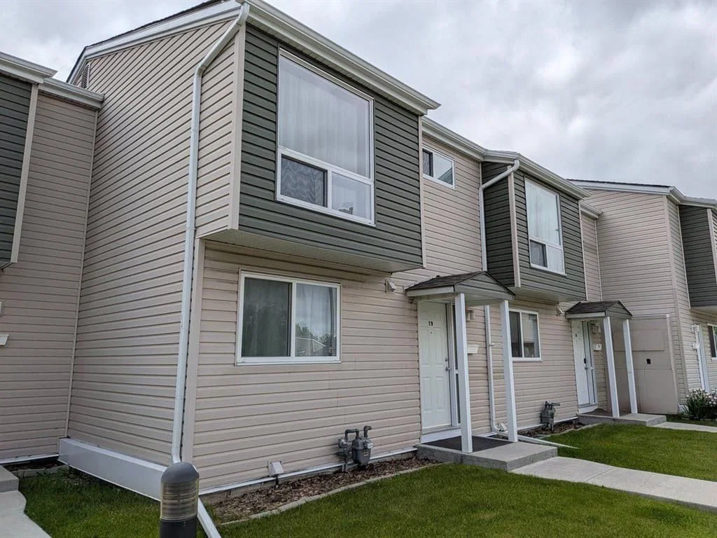 19, 5425 Pensacola Crescent SE, Calgary — main listing photo
