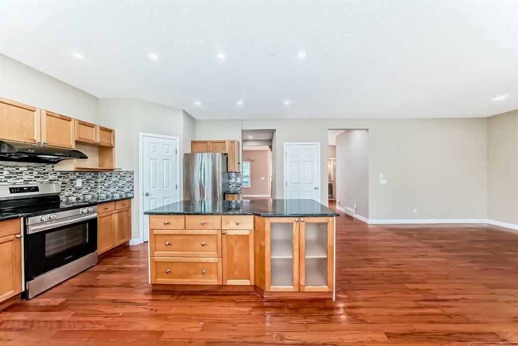 10 Hidden Creek Heights NW, Calgary — photo 4 of 48