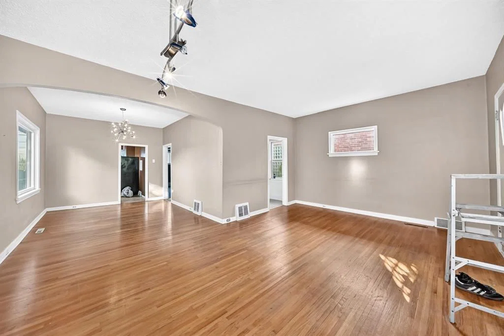 466 22 Avenue NW, Calgary — photo 5 of 31