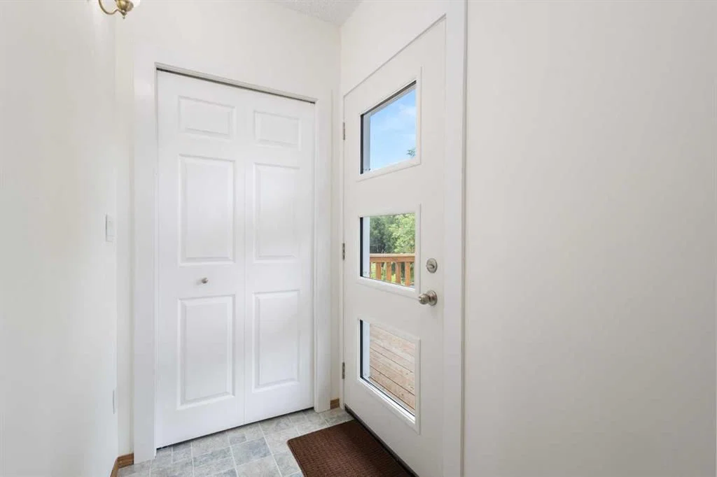 1312 48 Avenue NW, Calgary — photo 4 of 43