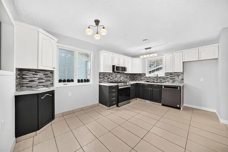 16 Dovely Way SE, Calgary — photo 3 of 38