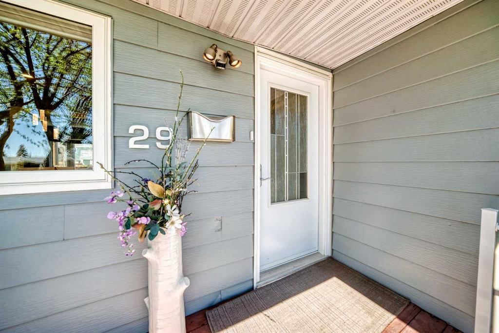 29 Chisholm Crescent NW, Calgary — photo 3 of 50