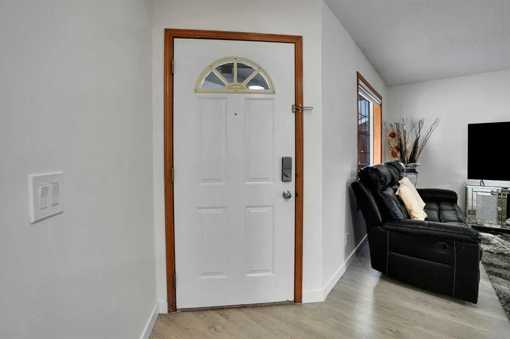7198 Laguna Way NE, Calgary — photo 4 of 23