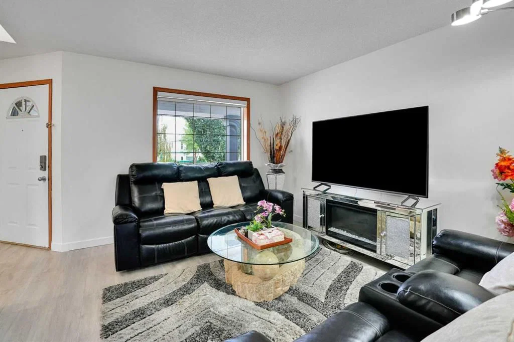 7198 Laguna Way NE, Calgary — photo 5 of 23