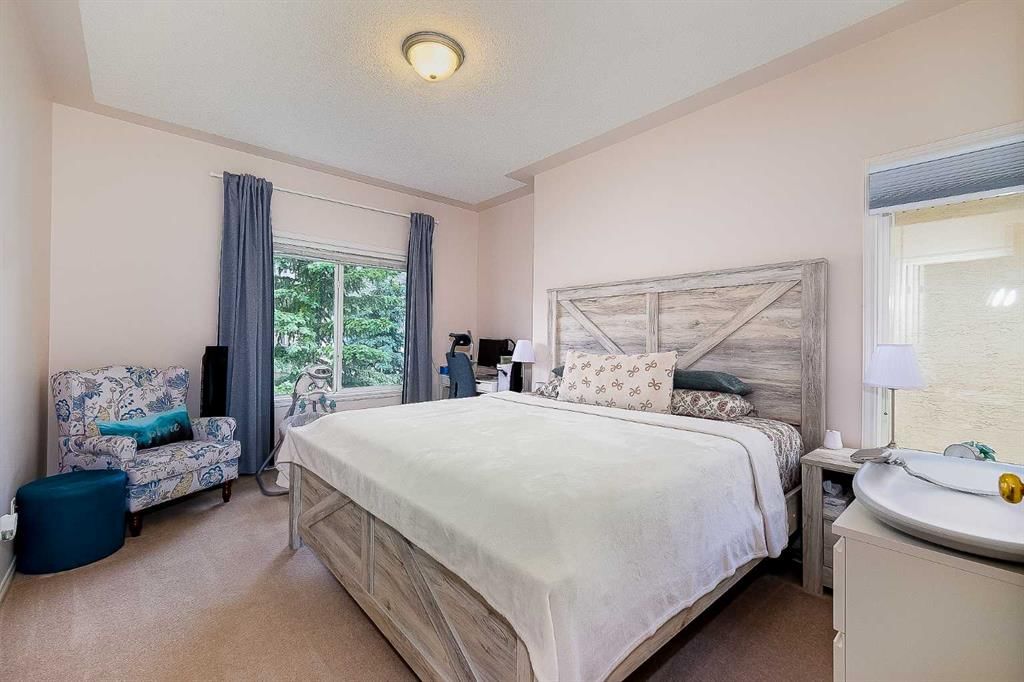 81 Sierra Morena Landing SW, Calgary — photo 4 of 49