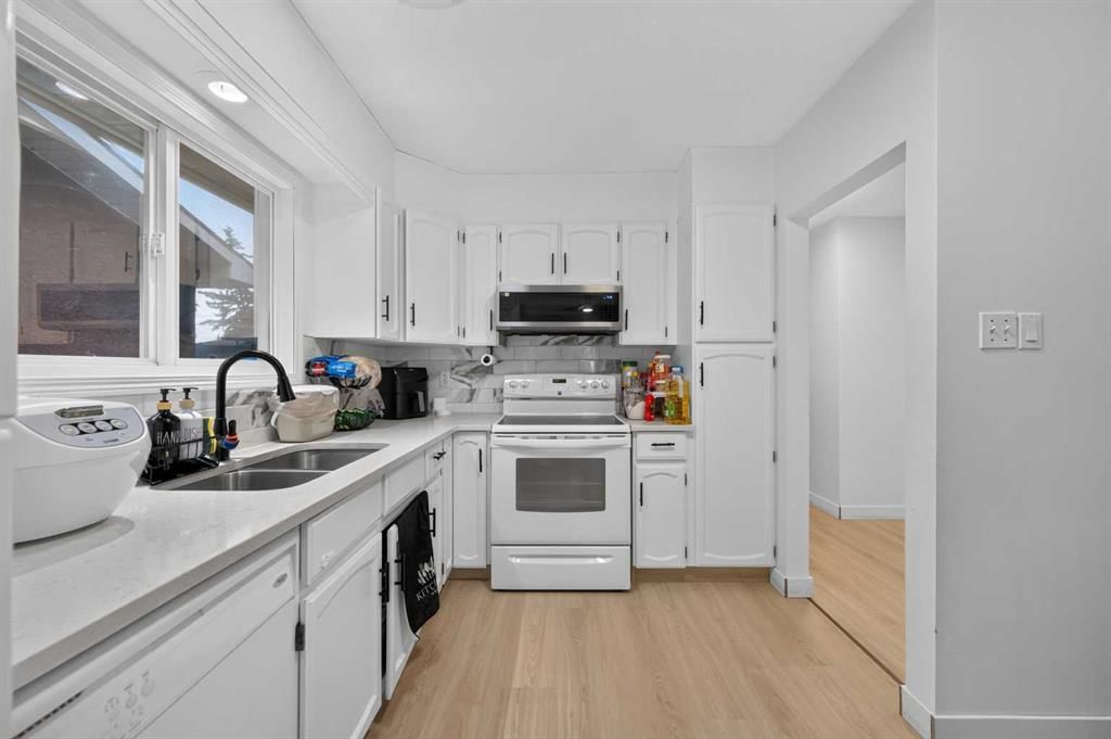 4604 29 Avenue NW, Calgary — photo 4 of 29