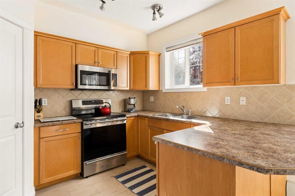 310, 2411 Erlton Road SW, Calgary — photo 4 of 36