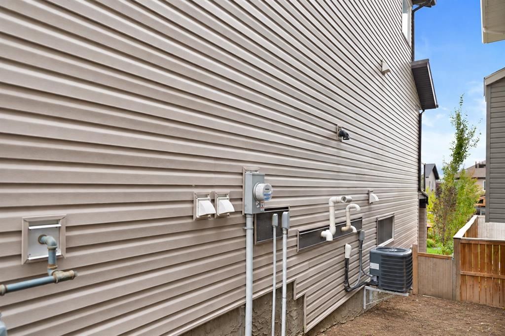 205 Hillcrest Drive SW, Airdrie — photo 4 of 35