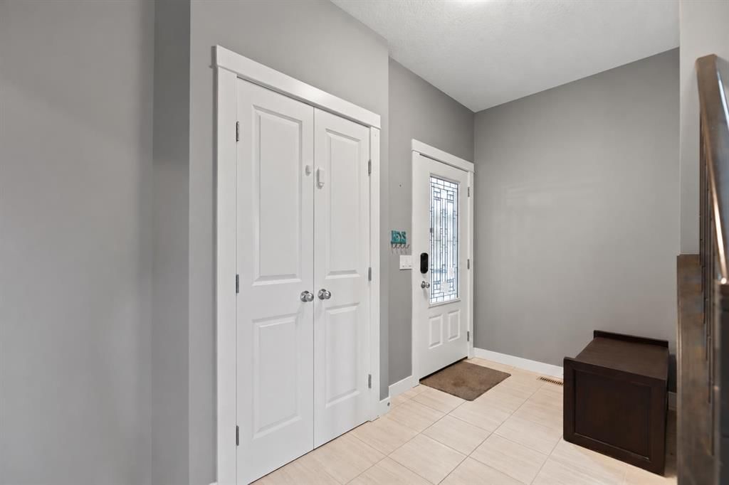 205 Hillcrest Drive SW, Airdrie — photo 5 of 35