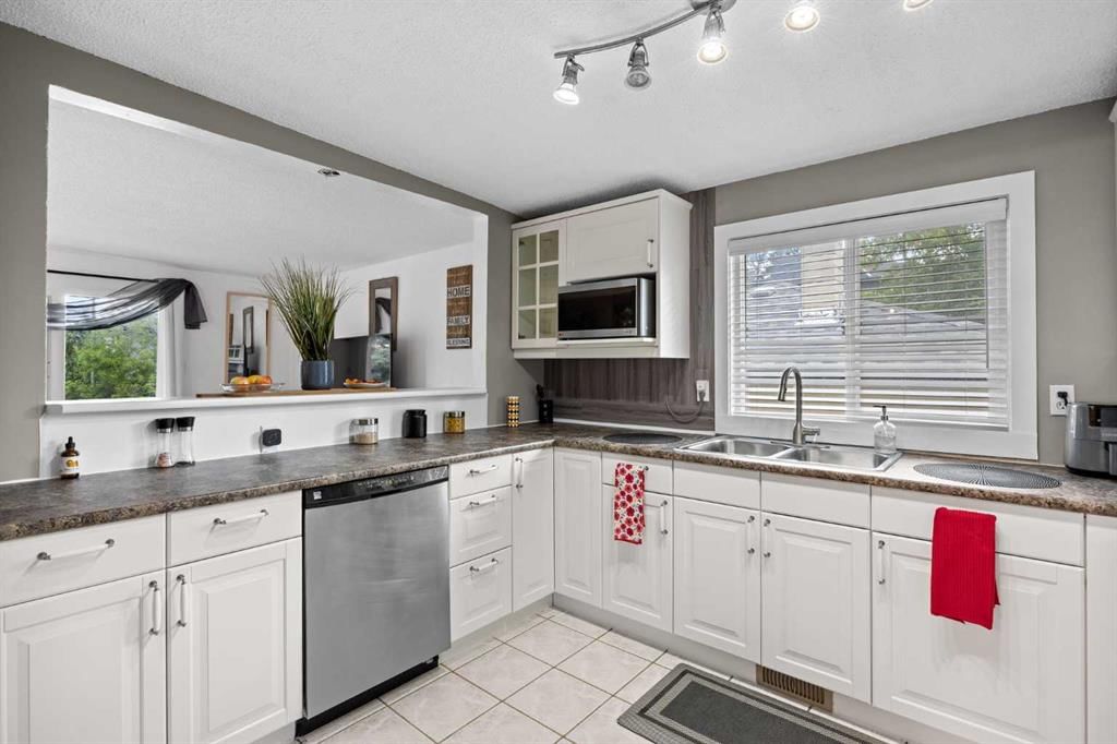 219 26 Avenue NE, Calgary — photo 5 of 42