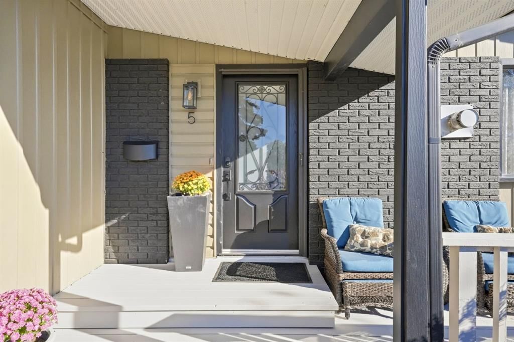 5 Lake Huron Bay SE, Calgary — photo 3 of 39