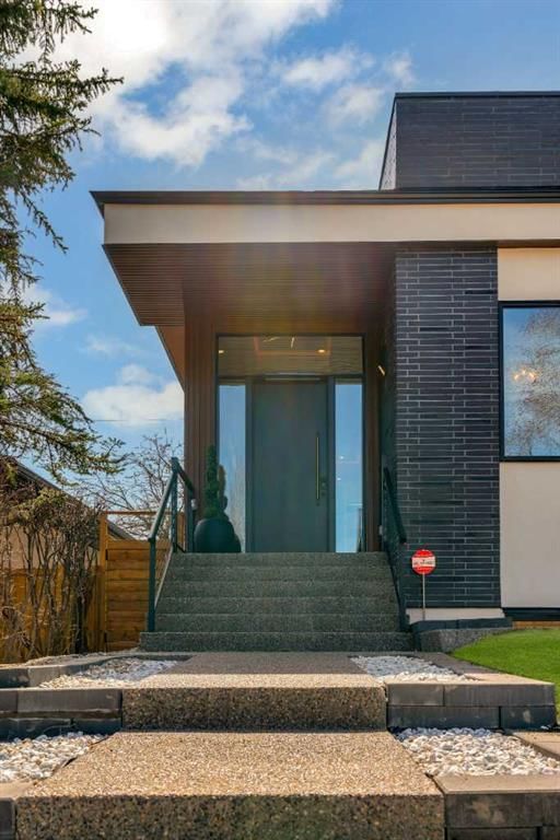 1027 39 Avenue NW, Calgary — photo 3 of 50