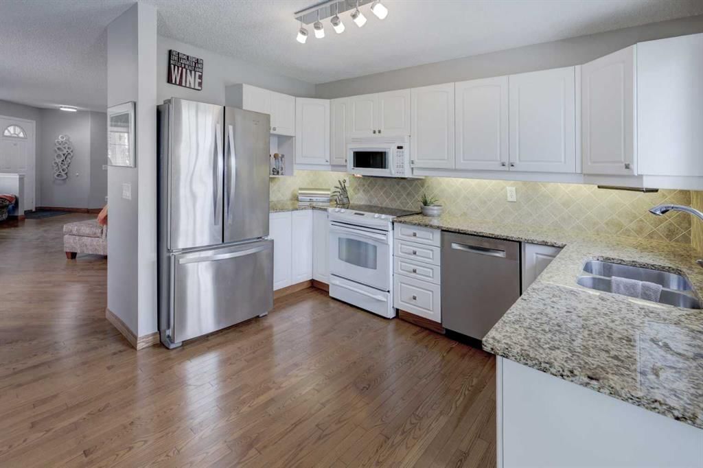 9 Harvest Grove Green NE, Calgary — photo 3 of 31