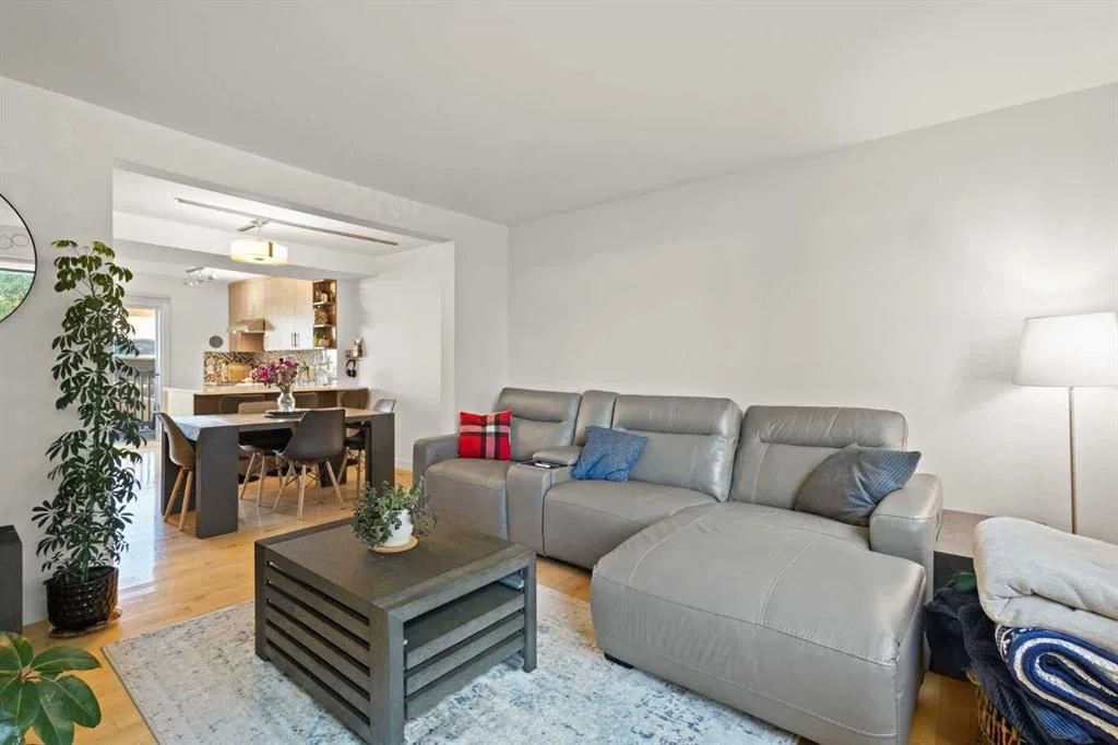 836C 68 Avenue SW, Calgary — photo 3 of 41