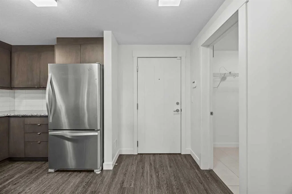 107, 45 Aspenmont Heights SW, Calgary — photo 4 of 41