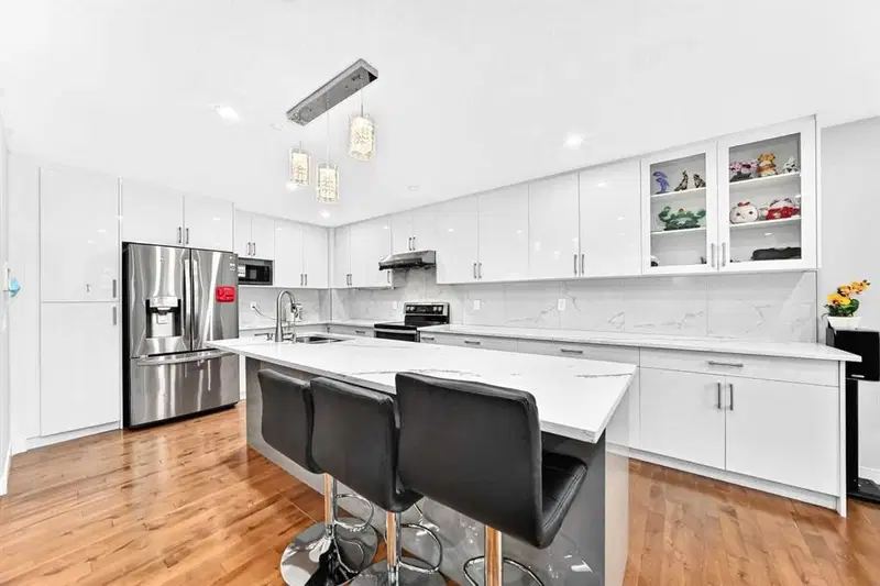 22 Hidden Creek Drive NW, Calgary — photo 3 of 50
