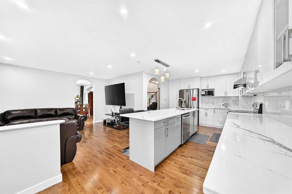 22 Hidden Creek Drive NW, Calgary — photo 4 of 50