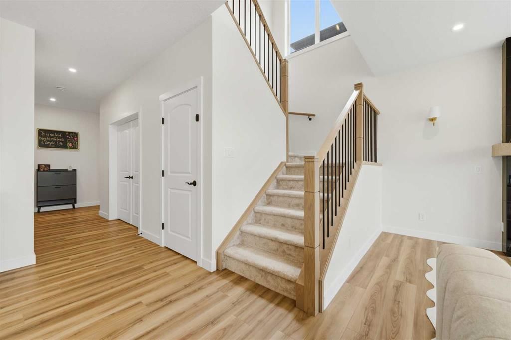 93 Rochester Way NW, Calgary — photo 3 of 50