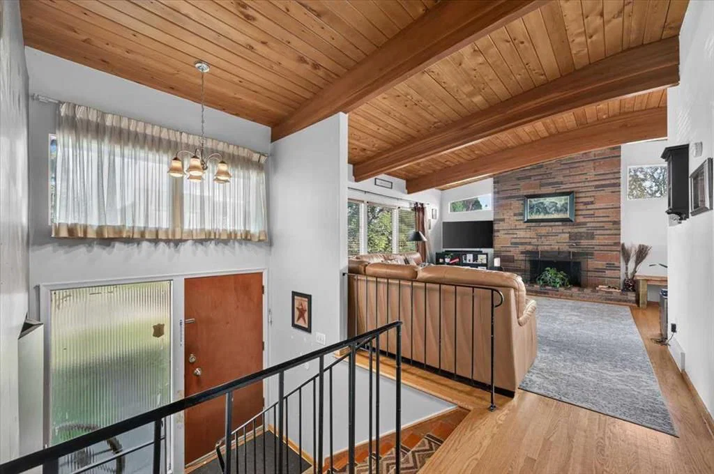 3323 Boulton Road NW, Calgary — photo 4 of 34